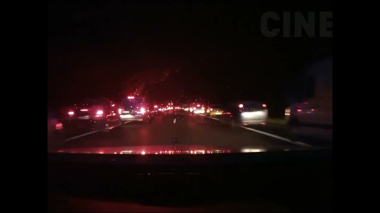 Autobahn-Polizei auf Einsatzfahrt durch Rettungsgasse zu schwerem Unfall (Nacht) - GoPro POV Dashcam