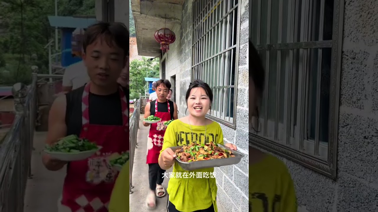 今天老公去买菜，要做好吃的招待邻居和家里人，上次新房开工他们都买烟花鞭炮，打心里面替我高兴，真的让他们破费了，我人情世故必须安排到位，简单准备了几个菜，叫上大家聚一餐。师傅他们已经吃过饭了就没来，娘