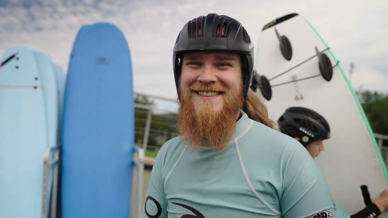 Als komplette*r Anfänger*in surfen lernen? Max erklärt unsere Beginner-Sessions