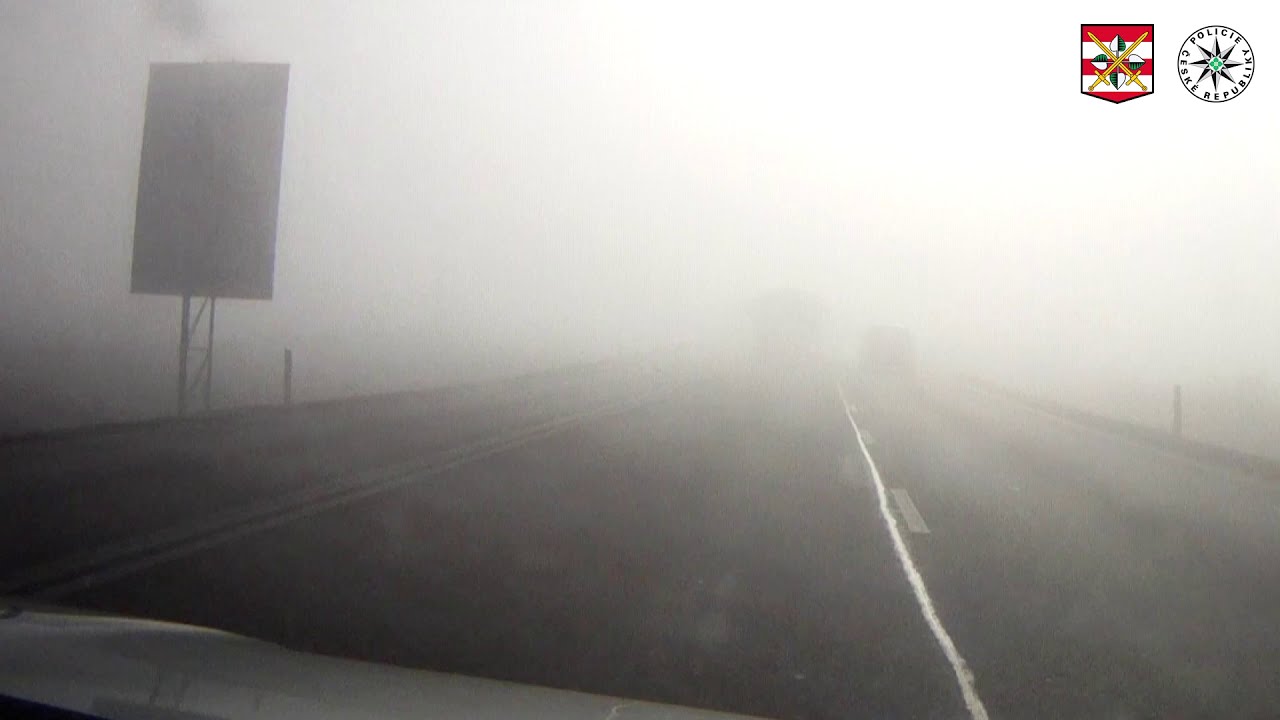 V PROTISMĚRU SE PROTI POLICEJNÍMU VOZU VYNOŘIL NÁKLADNÍ AUTOMOBIL