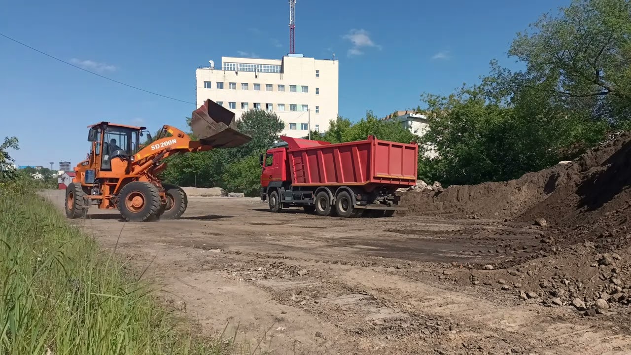 фронтальный погрузчик DISD SD 200N. погрузка самосвала грунтом. супер погрузчик.