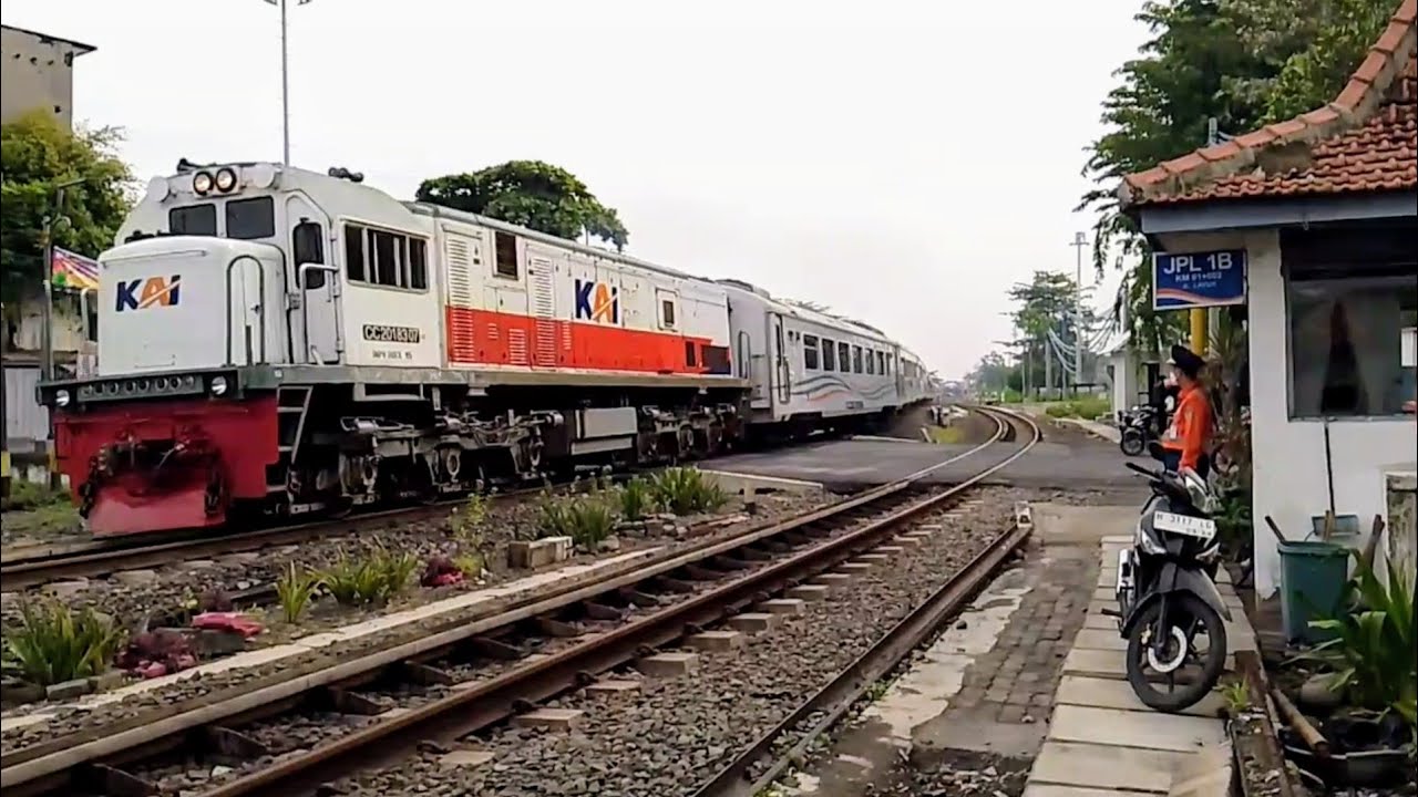 PALANG PINTU PERLINTASAN KERETA API JL LAYUR SEMARANG - KOMPILASI KERETA API