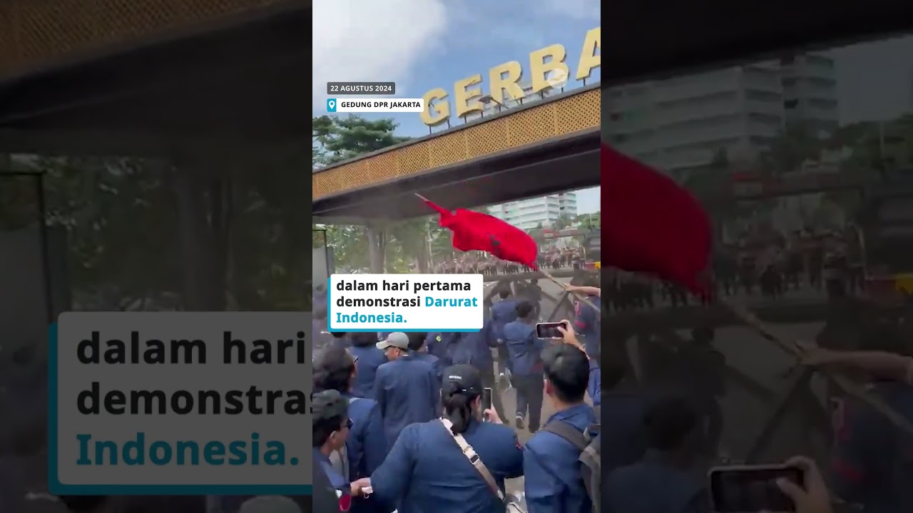 Momen Mahasiswa Trisakti merobohkan gerbang belakang gedung DPR