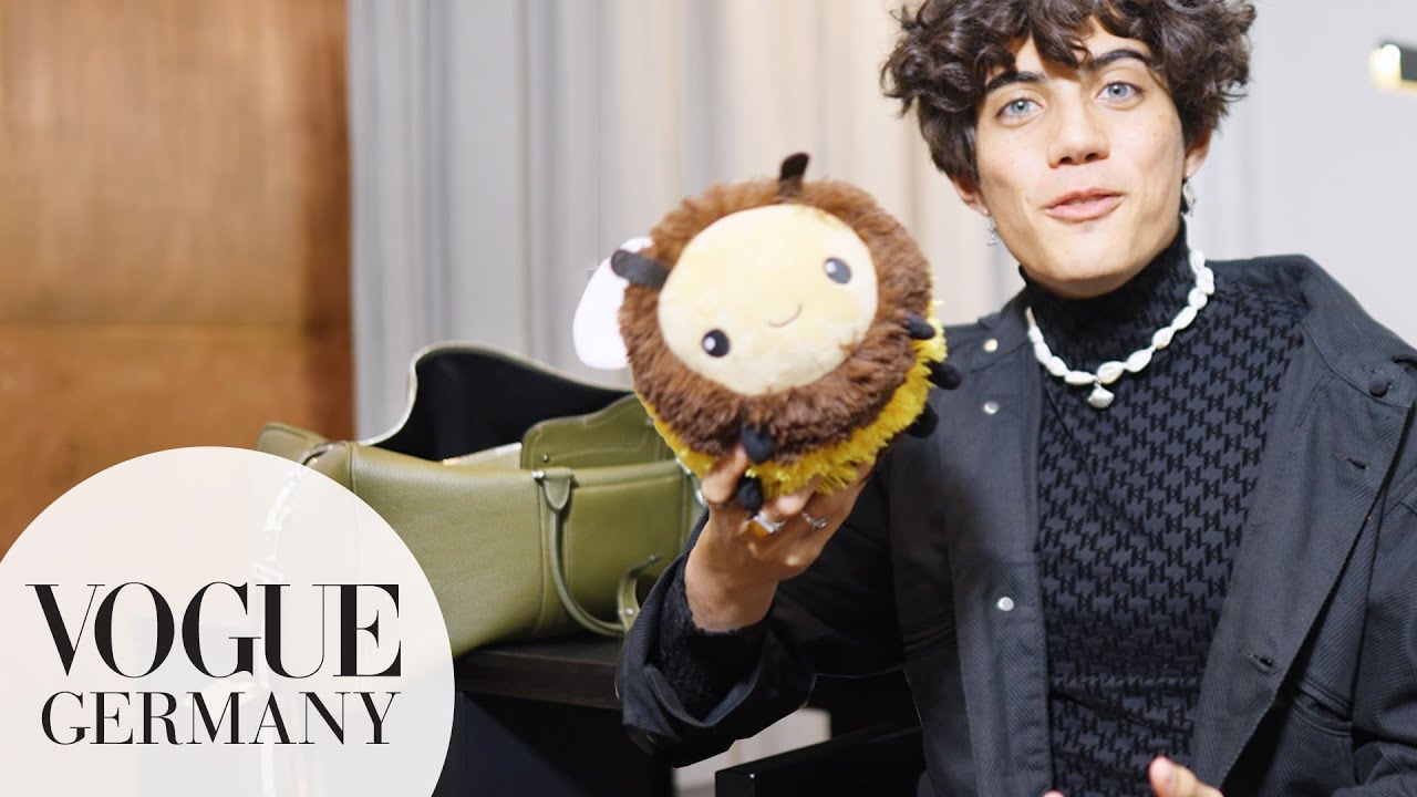 Nic Kaufmann öffnet seine Tasche – mit Cherimoya und Versace-Brille | In the Bag | VOGUE Germany
