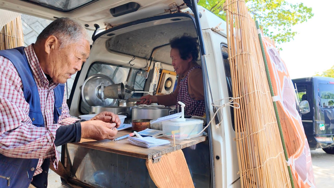 【車で行ける島にポツンとあるうどん屋台】無可動の車でお手軽でボリュームあるかき揚げうどんを提供する夫婦《うどんの原・広島県呉市》