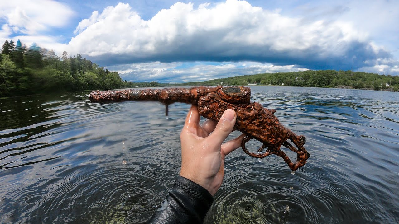 В Фол-Ривере нашли пистолет под водой (позвонили в Королевскую канадскую конную полицию!).