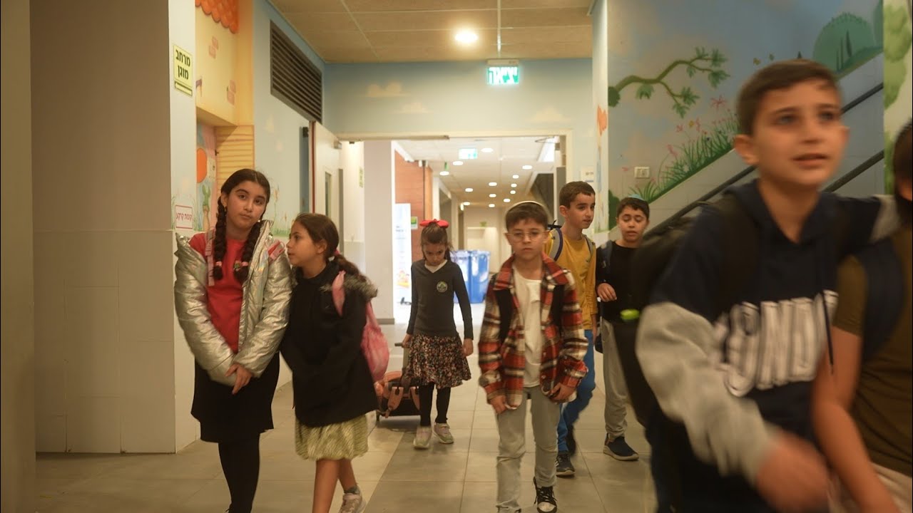 ילד מטריה      מחרימים את החרם   בבית ספר רעות ראש העין