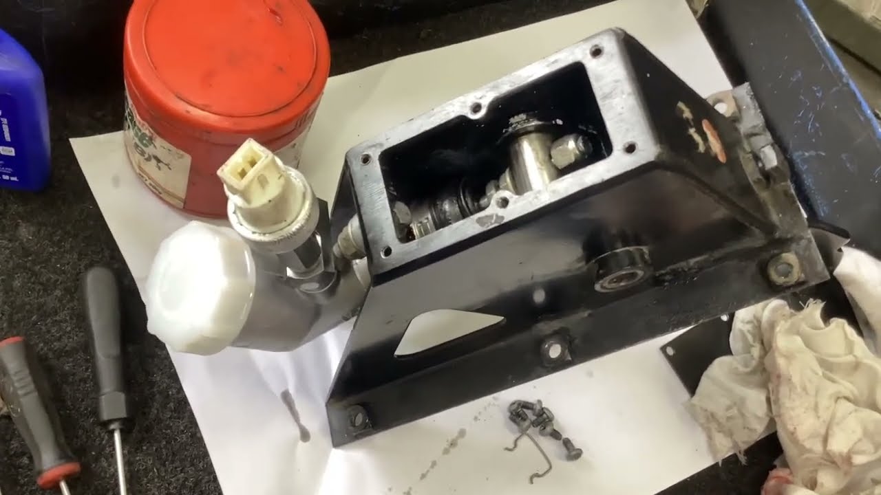 Land Rover Defender TDCi - Clutch master replacement