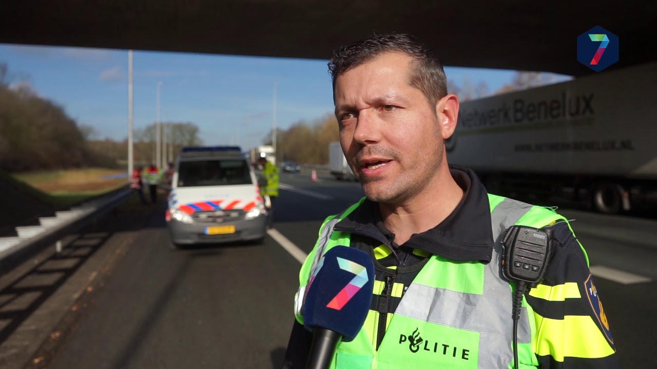 A73 twee uur afgesloten door ongeval met vrachtwagen en taxibus