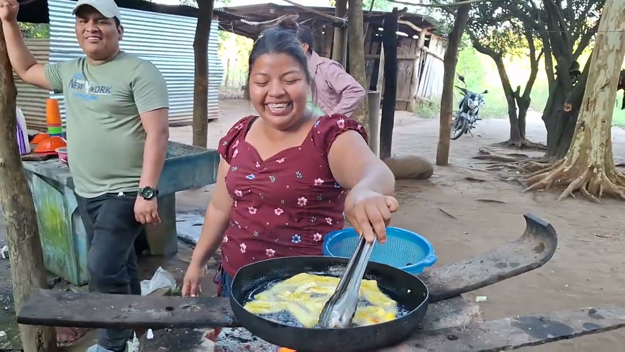 Rosi Le va a Cocinar a Eddy😊Preparando Delicioso 😋 Platano Frito