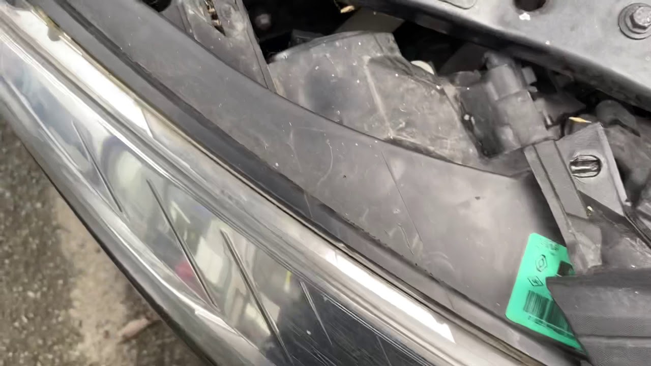 How to replace headlight bulbs on a Renault Fluence 1.5DCI