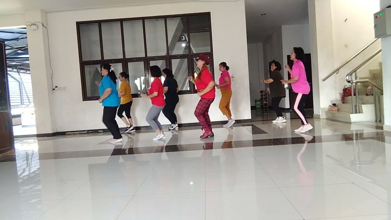 Tetap Semangat Lansia Line Dance Choreo Suroto ( INA) Demo By Bloxi Dance GKJ Manahan Solo