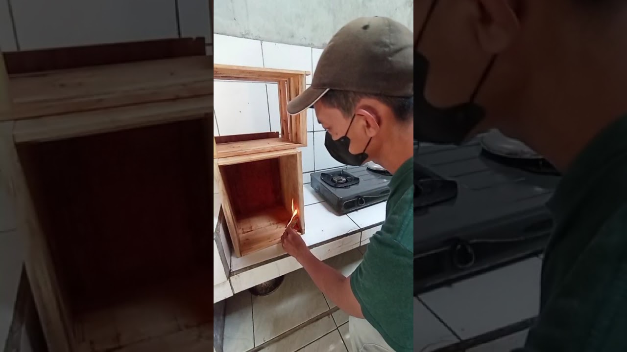 Pengasapan kotak lebah sebelum dipakai