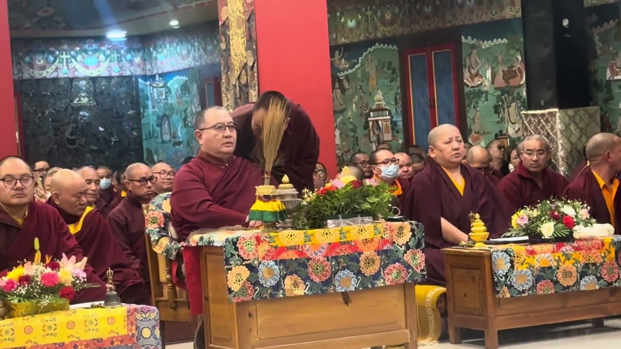 པདྨ་ནོར་བུ་རིན་པོ་ཆེའི་ཡང་སྲི་རིན་པོ་ཆེ་མཆོག་གི་འཁྲུང་སྐར་ལ་ཚོགས་དང་ཚོགས་གླུ་འབུལ་བཞིན་པའི་གནང་བརྙན།