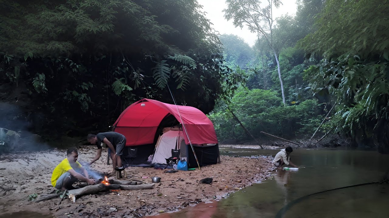 Camping hujan deras. Nekat camping di aliran sungai saat hujan. 