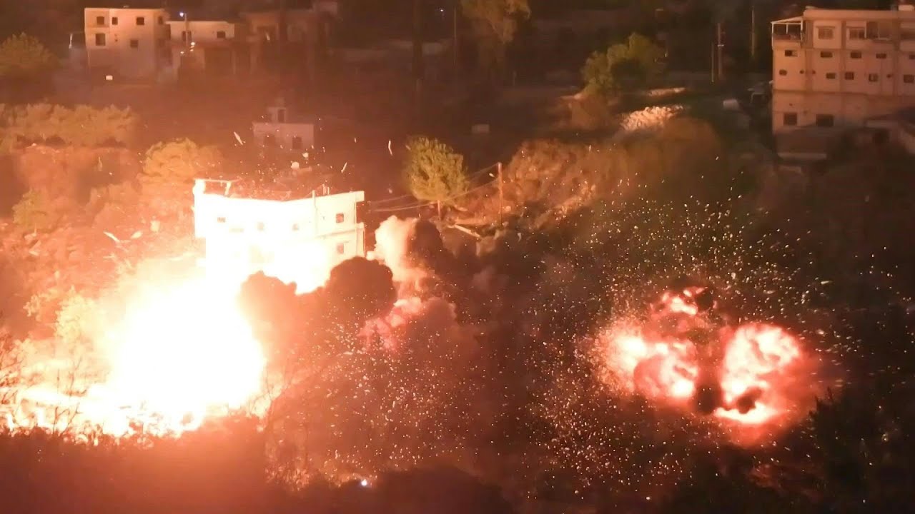 Moment Israeli strike hits building in south Lebanon | AFP