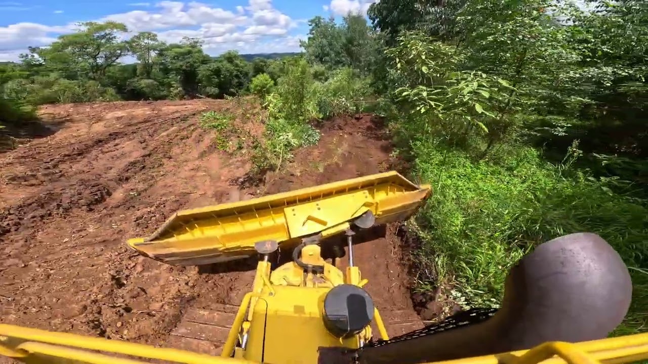 Trator de Esteira Komatsu D-51ex Limpando estrada e fazendo valeta! 