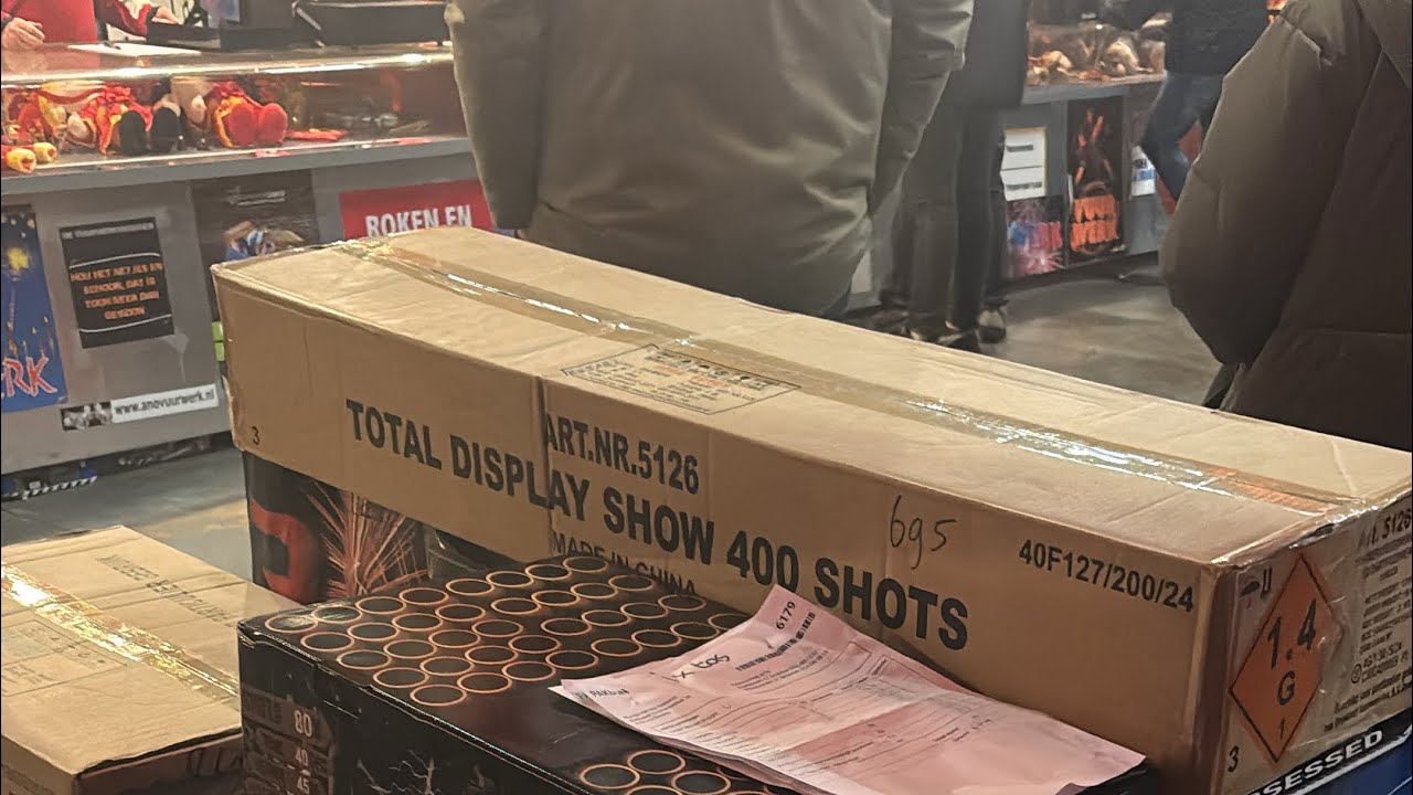 400 Shots Total Display Show : Magnum Vuurwerk : Straatfilmpje