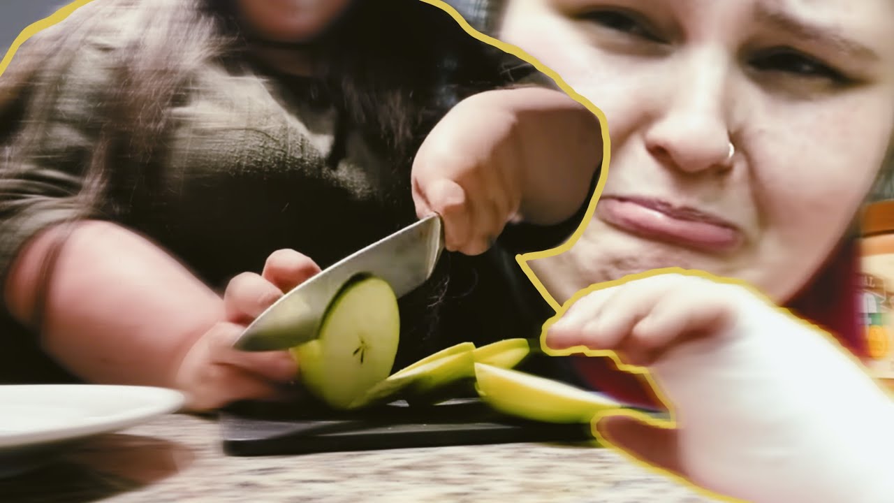 [⚠️🎧] Amberlynn Reid Using a KNIFE Compilation | CHOPPING MOLMENTS! 🔪