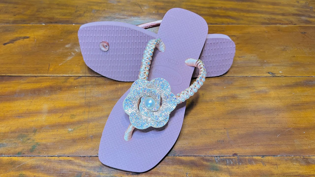Chinelo Decorado com Pedraria, Strass e Pérolas