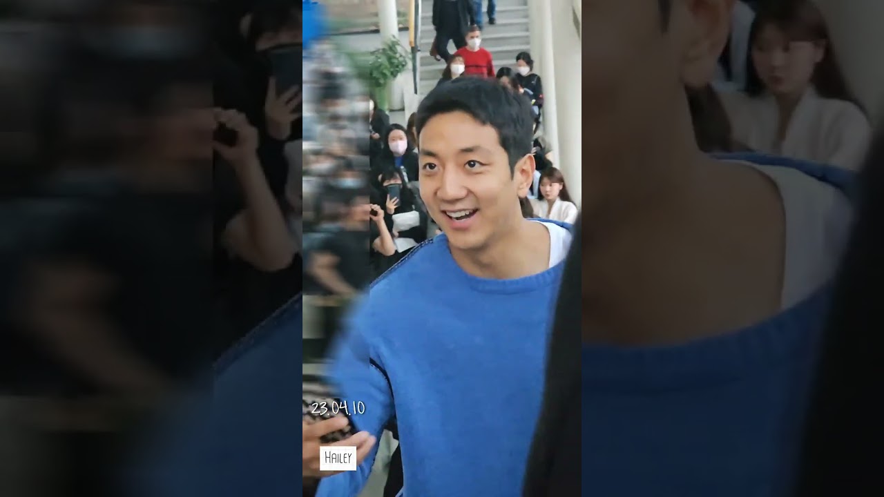 230410 연세대 경기 보러온 훈이, 팬들에게 항상 친절한 스마일보이😆
