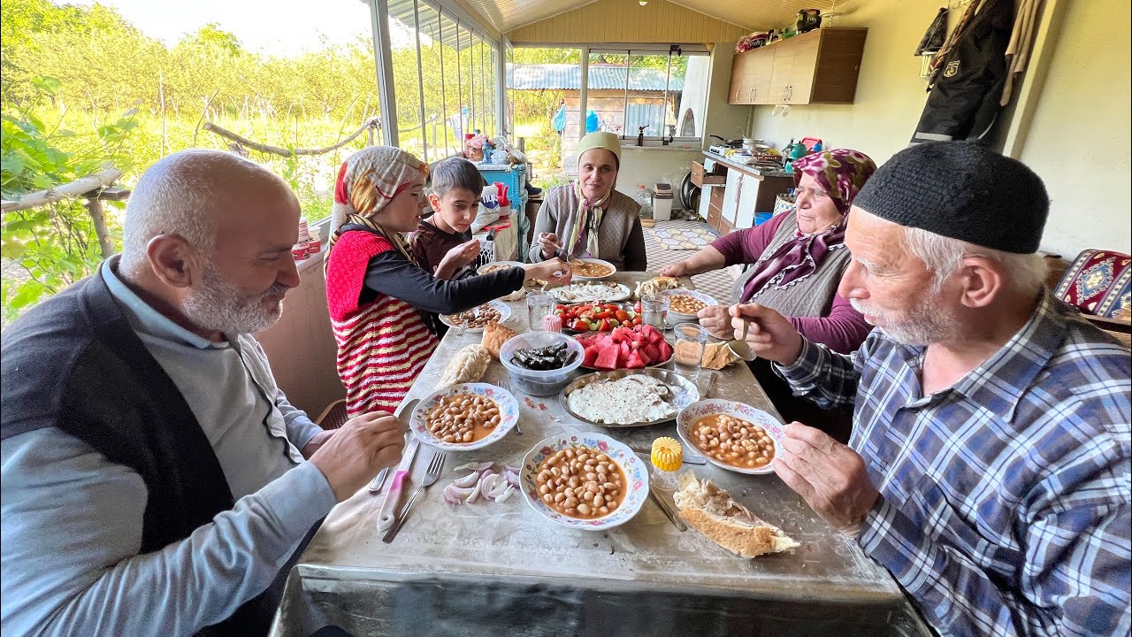 Bahçedeyiz öğlen yemeği nane yaprak bahçe işleri