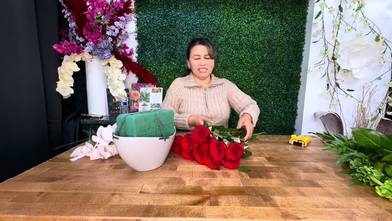 Arreglo Elegante con Rosas y Orquídeas 🌹✨  | Titos Flowers, Diseñado Con Blanca
