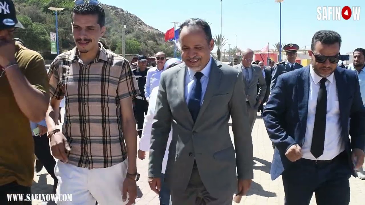 الحسين شينان عامل إقليم أسفي والوفد المرافق له يقومان برفع علامة اللواءالأزرق بشاطئ أسفي،وتنويه كبير