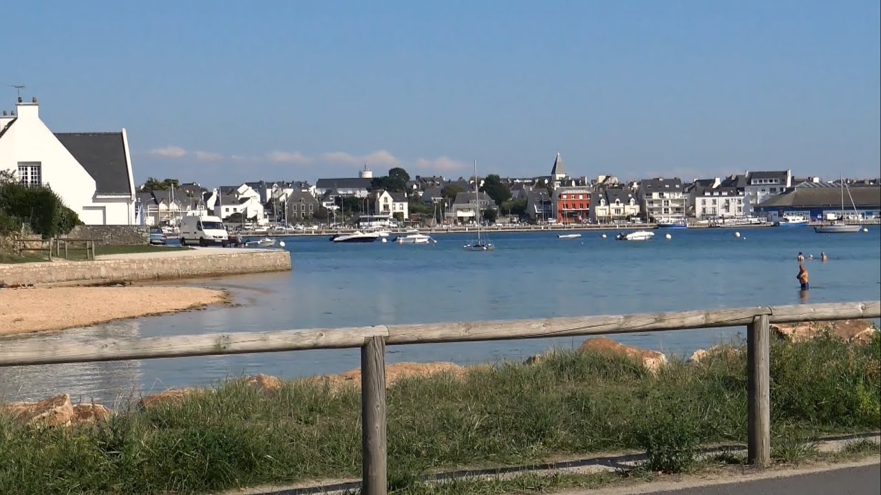 Etel ; Petite Plage au Bord de la Route ; le Magouër ; Plouhinec ; Ria ; Bretagne ; France