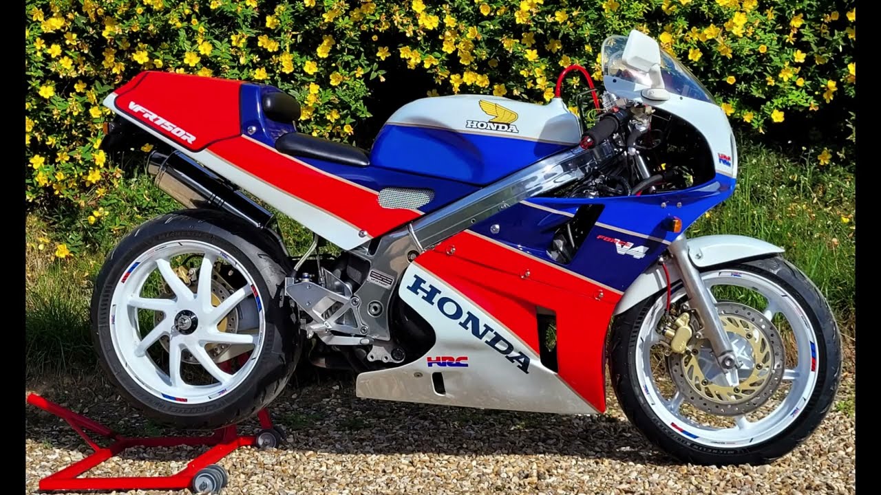 Transformation d'une HONDA 750 VFR rc36 en une HONDA 750 VFR RC30 REPLICA