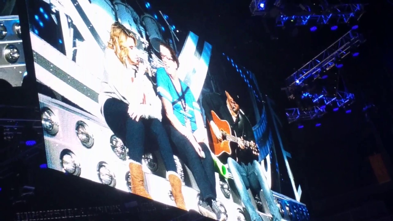 Garth Brooks invites fan onstage Edmonton Feb 25