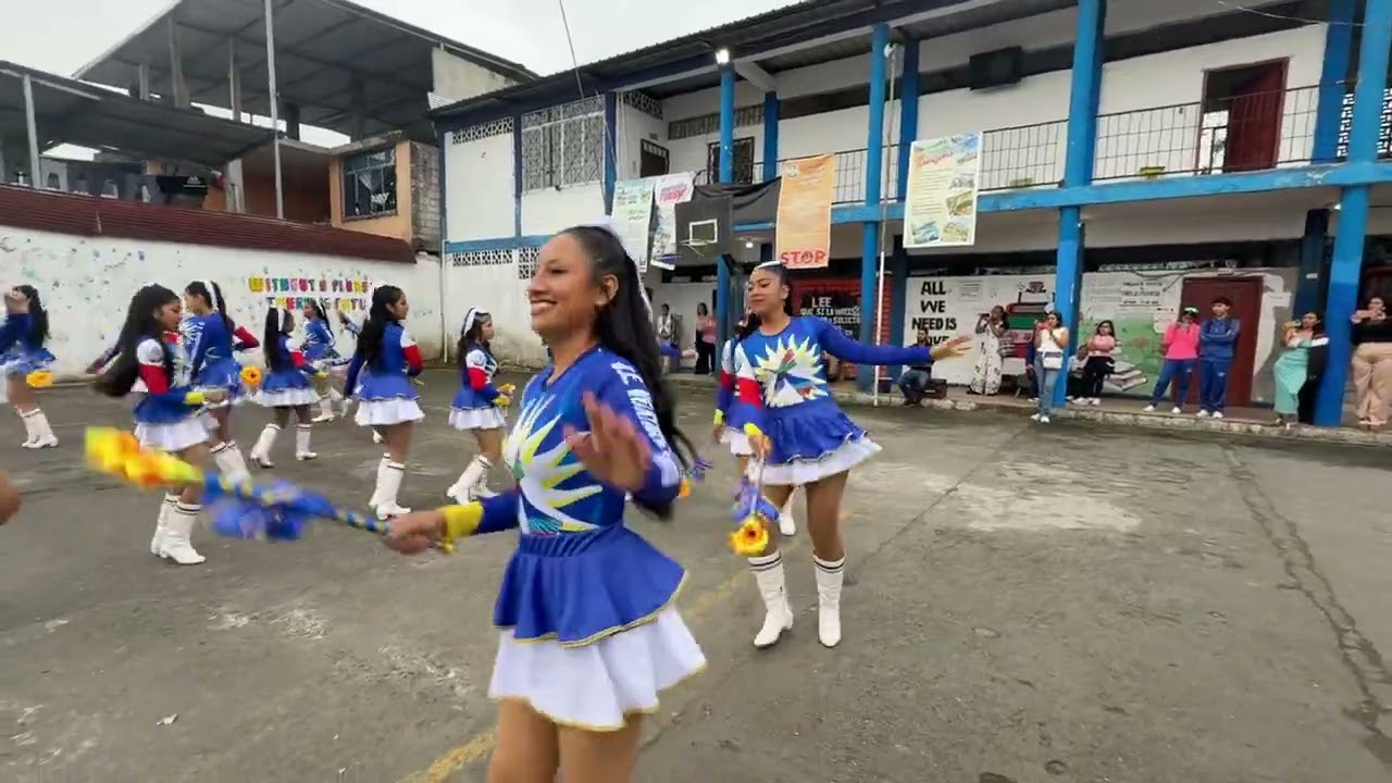 Unidad Educativa Veinticuatro de Mayo Ensayo del desfile cívico del 3 de Julio