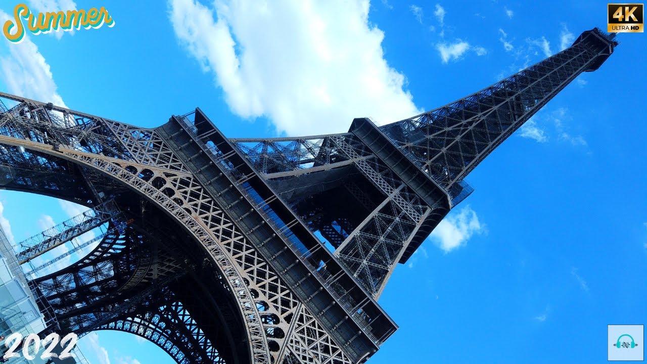 🕺 Dancing with the Eiffel Tower on the Champs de Mars