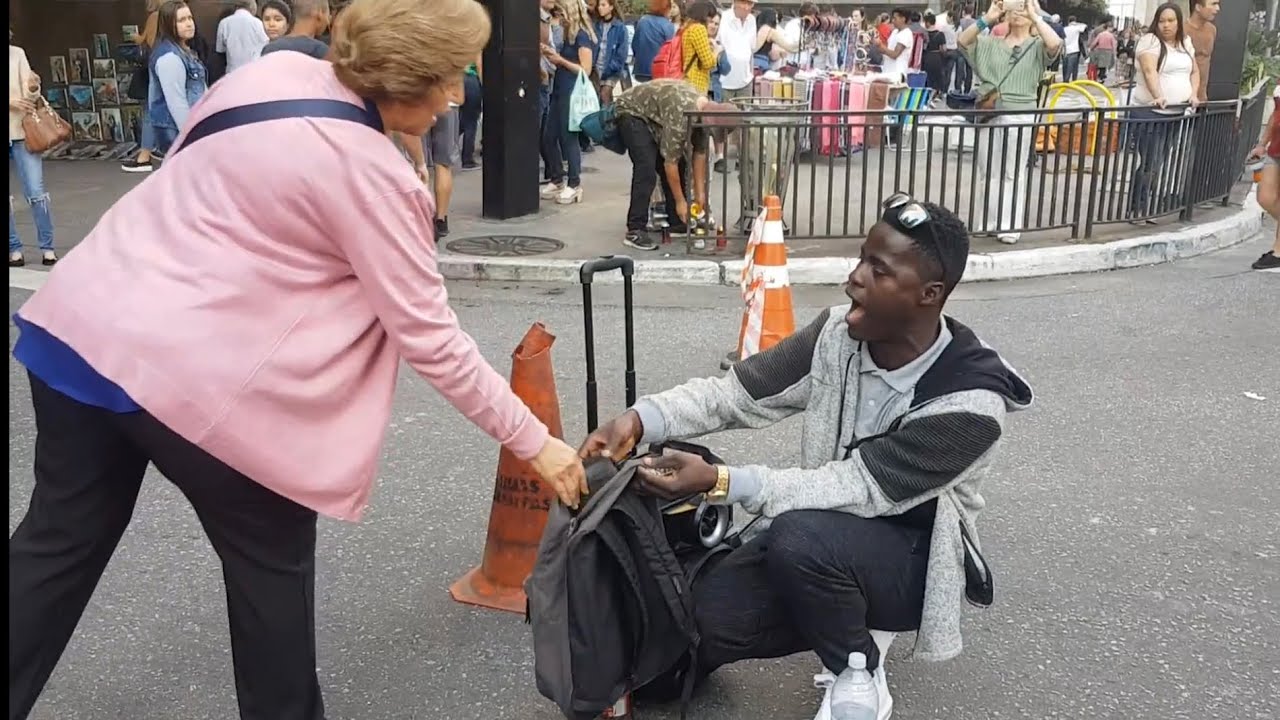 VEJA ESSE CANTOR DE RUA CANTANDO 🎤 ALELUIA NO MEIO DA RUA ENTRE OS CARROS 🚗 E DE ARREPIAR CONFIRA
