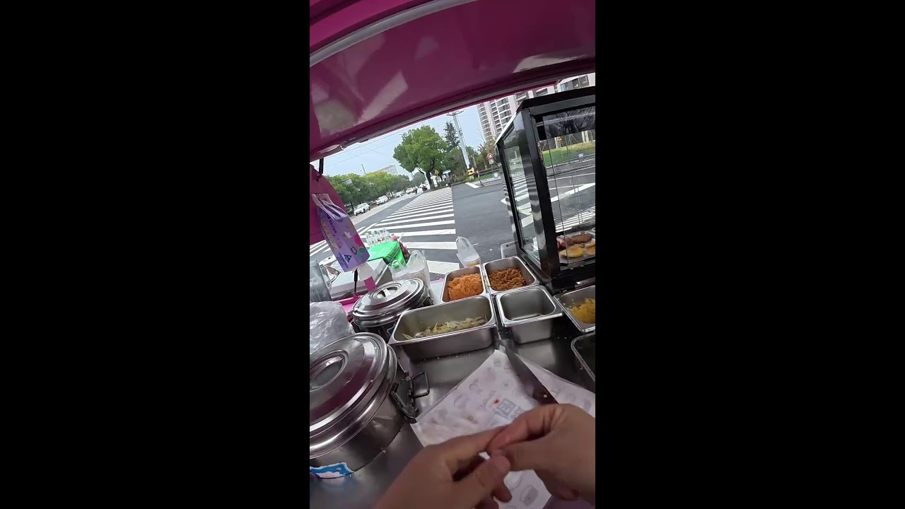 Suzhou Street Food – Young Mother Selling Rice Balls by the Road
