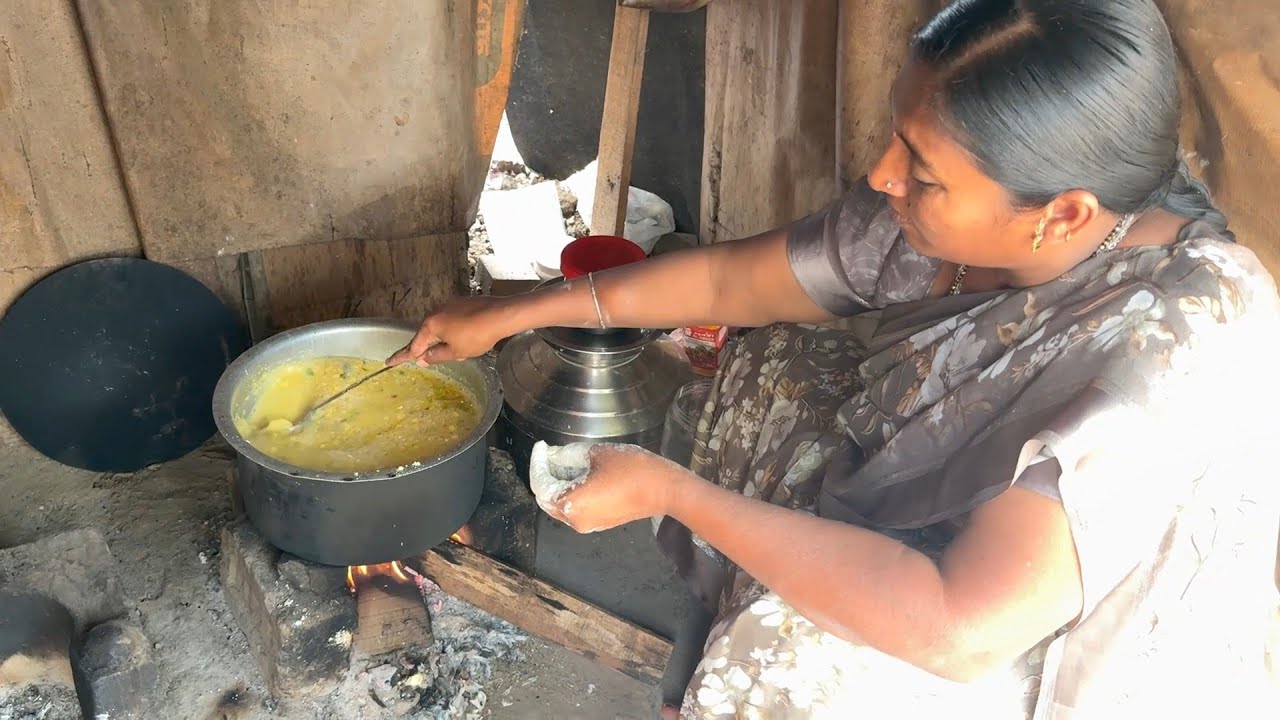 आजी लोकांसाठी बनवली अशाप्रकारे झुणका भाकर