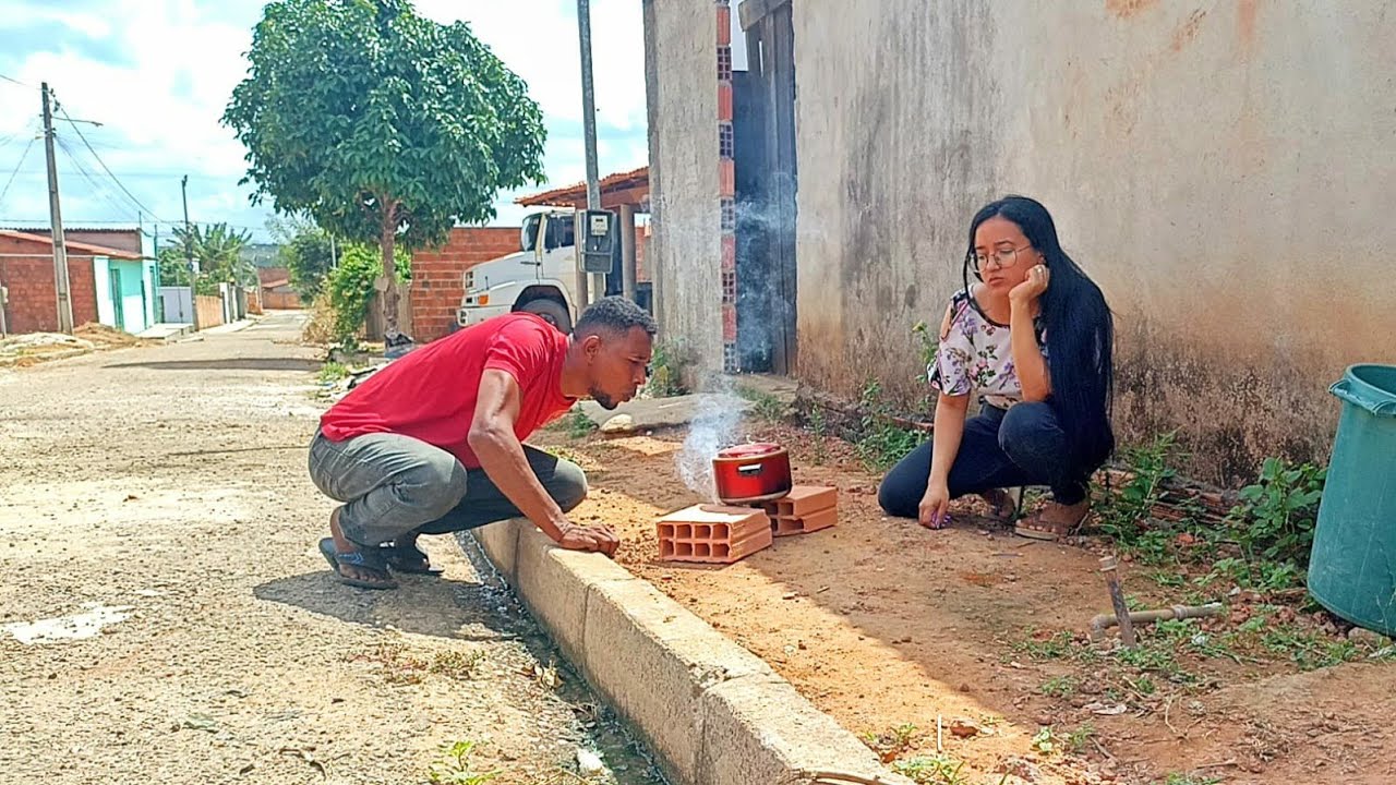 Perderam tudo por causa do aluguel e agora cozinham no meio da rua