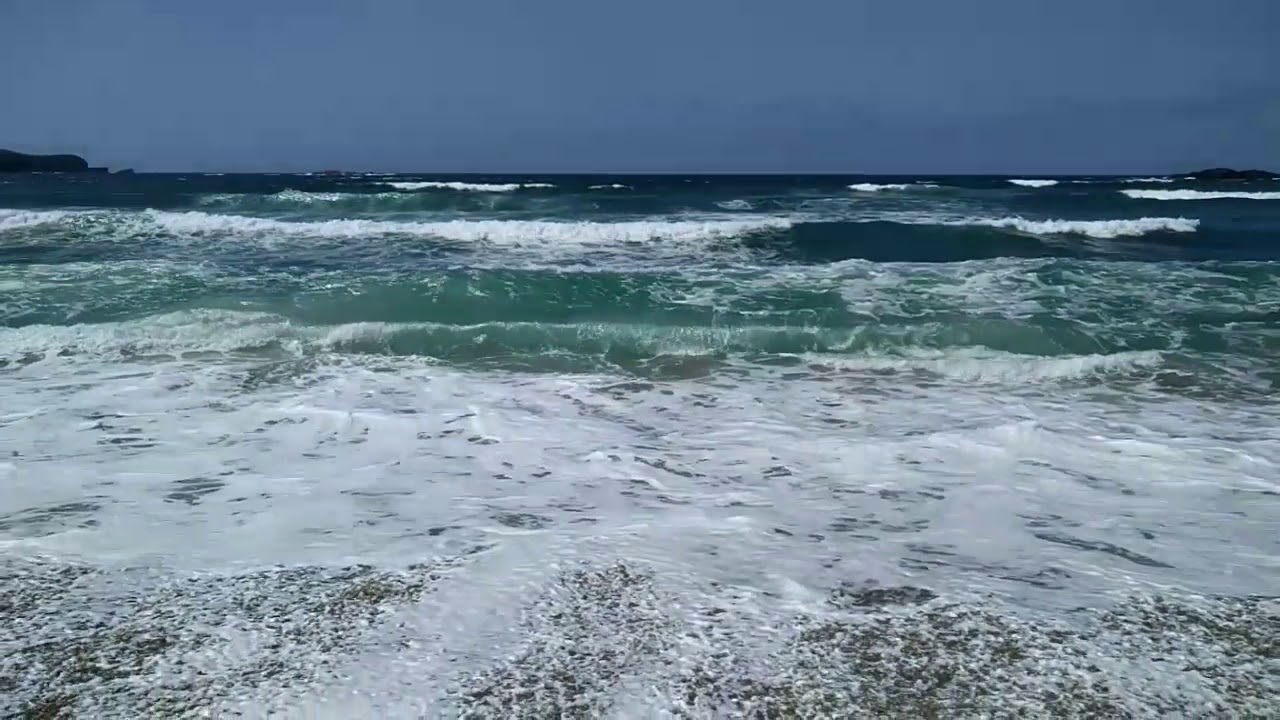 Olas rompiendo a c&aacute;mara lenta, playa de Verdicio, Asturias