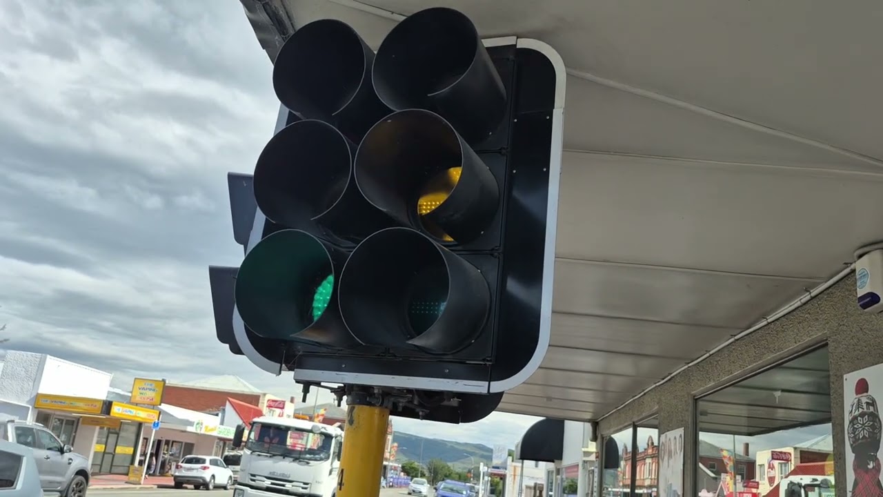 1990s Aldridge Incandescent (Mod. Aldridge LED) Traffic Lights | Gordon Road & Factory Road, Mosgiel