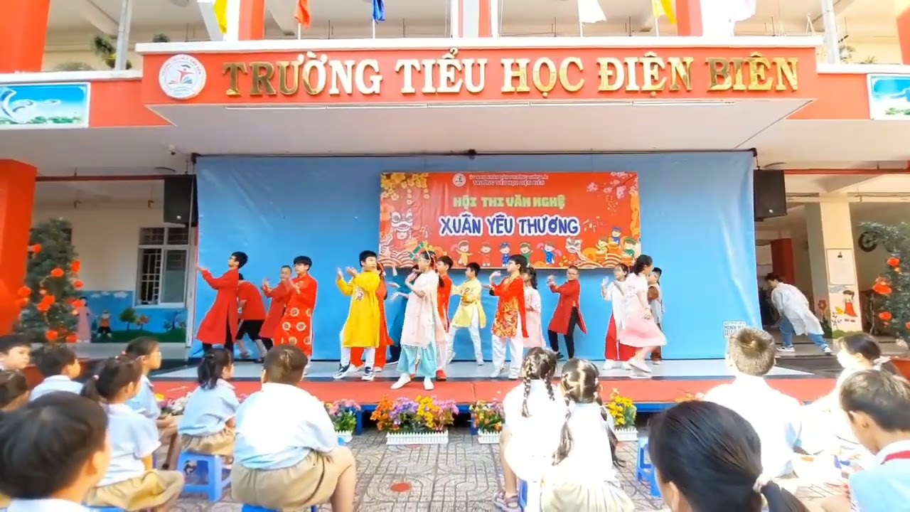 Trường con tui tổ chức văn nghệ nè