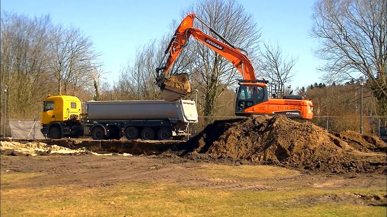 Hydraulikbagger Doosan DX255LC beim Aushub einer Baugrube / Excavator Doosan DX255LC