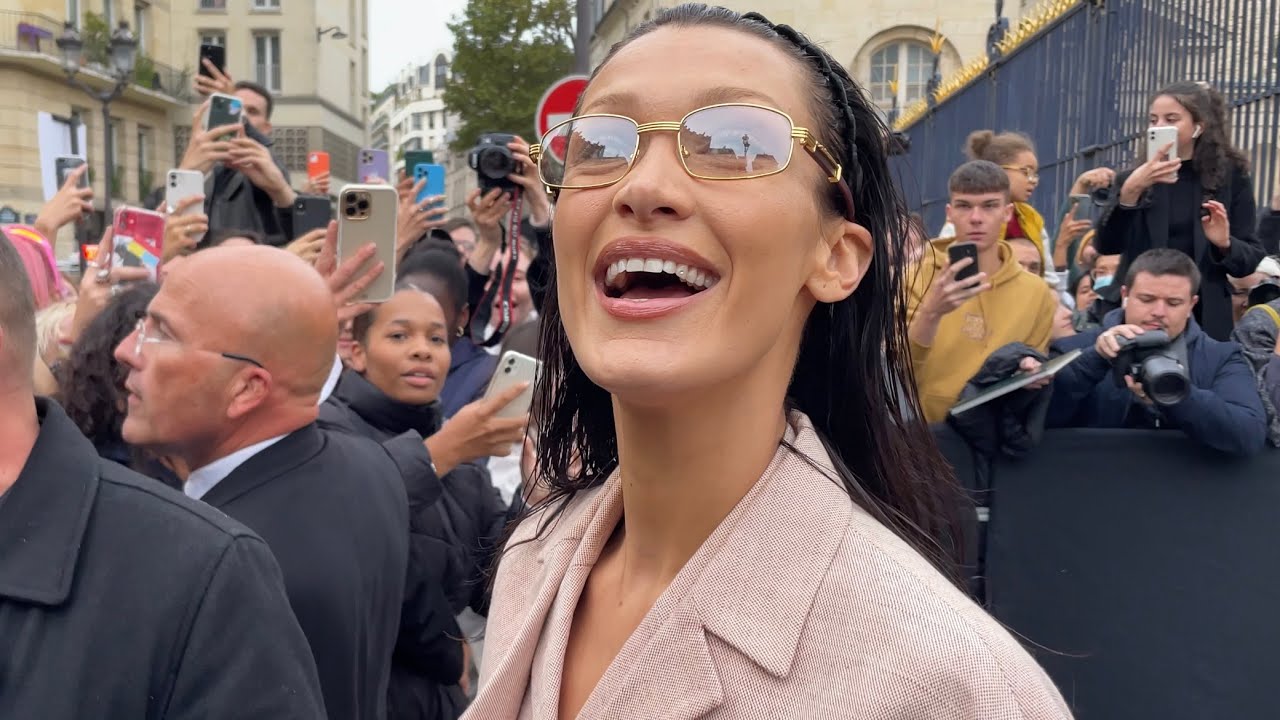BELLA HADID REPRIMANDS A SECURITY GUARD AT VICTORIA BECKHAM SPRING SUMMER 2023 SHOW IN PARIS