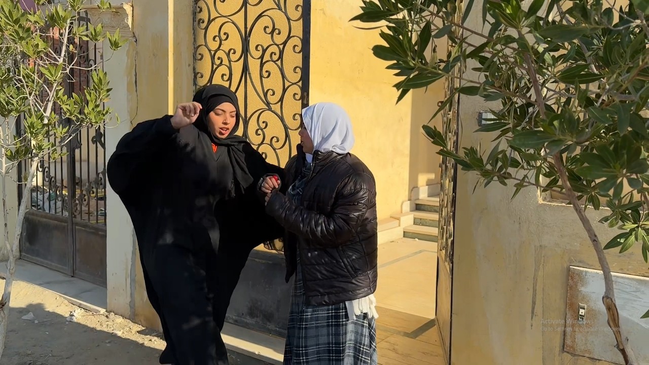 هرب ابوها عشان عايز يجوزها ابن عمها وراحت تعيش مع ست غريبه وجوزها .. شوفوا عملت معاها اى