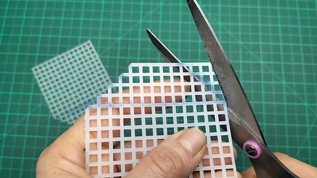 طريقة قص البلاستيك الكنافاه شنطة جميلة وسهله  cut canvas plastic to make a beautiful and easy bag