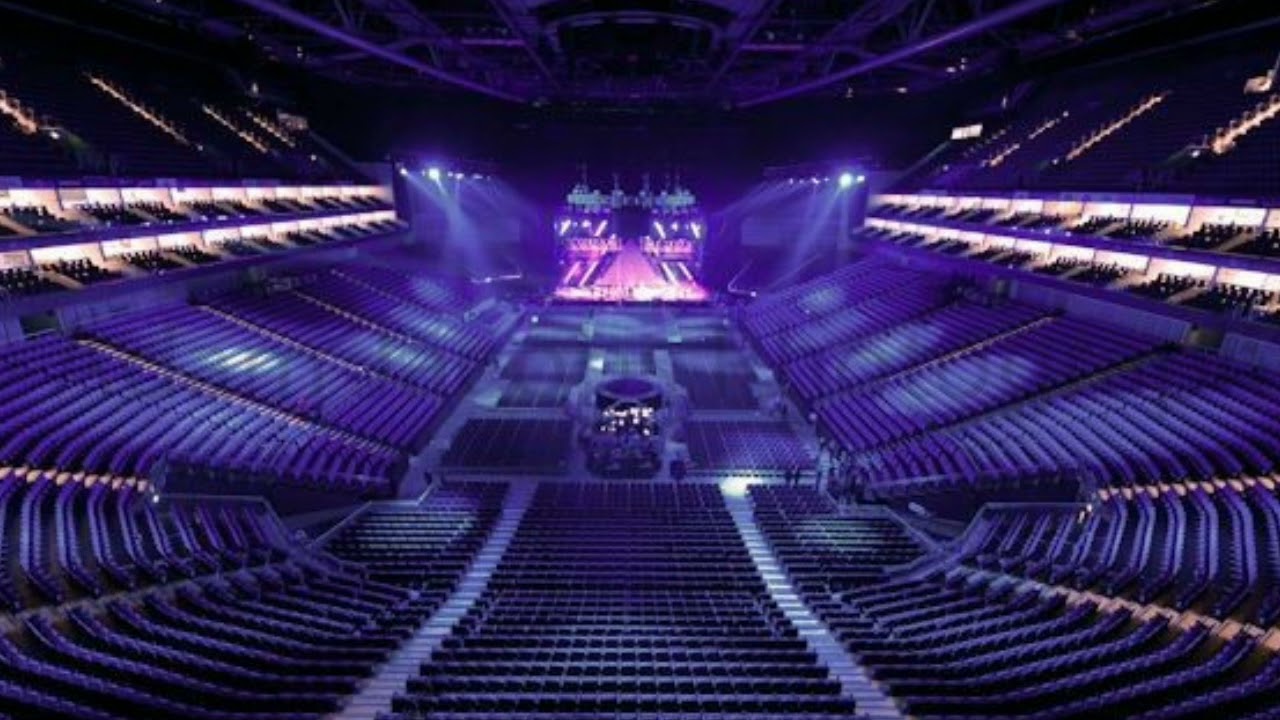 Darkside but you're in an empty arena