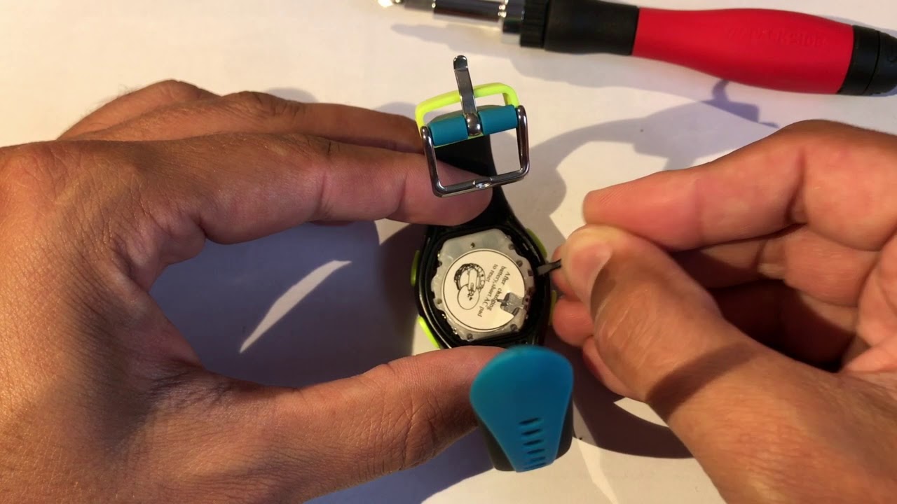 Inside the case of Decathlon Kiprun Kalenji W200 or Geonaute W200 watch closer look and review