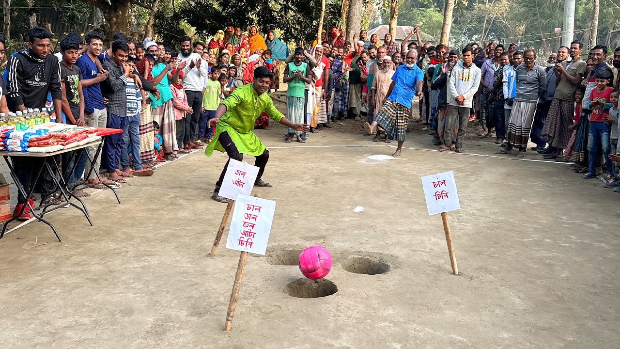 গর্তে বল শট দিয়ে চাল, ডাল, তেল জেতার চ্যালেঞ্জ। আজব খেলায় নতুন গ্রামে উপহার জিতে আনন্দে মাতলো সবাই