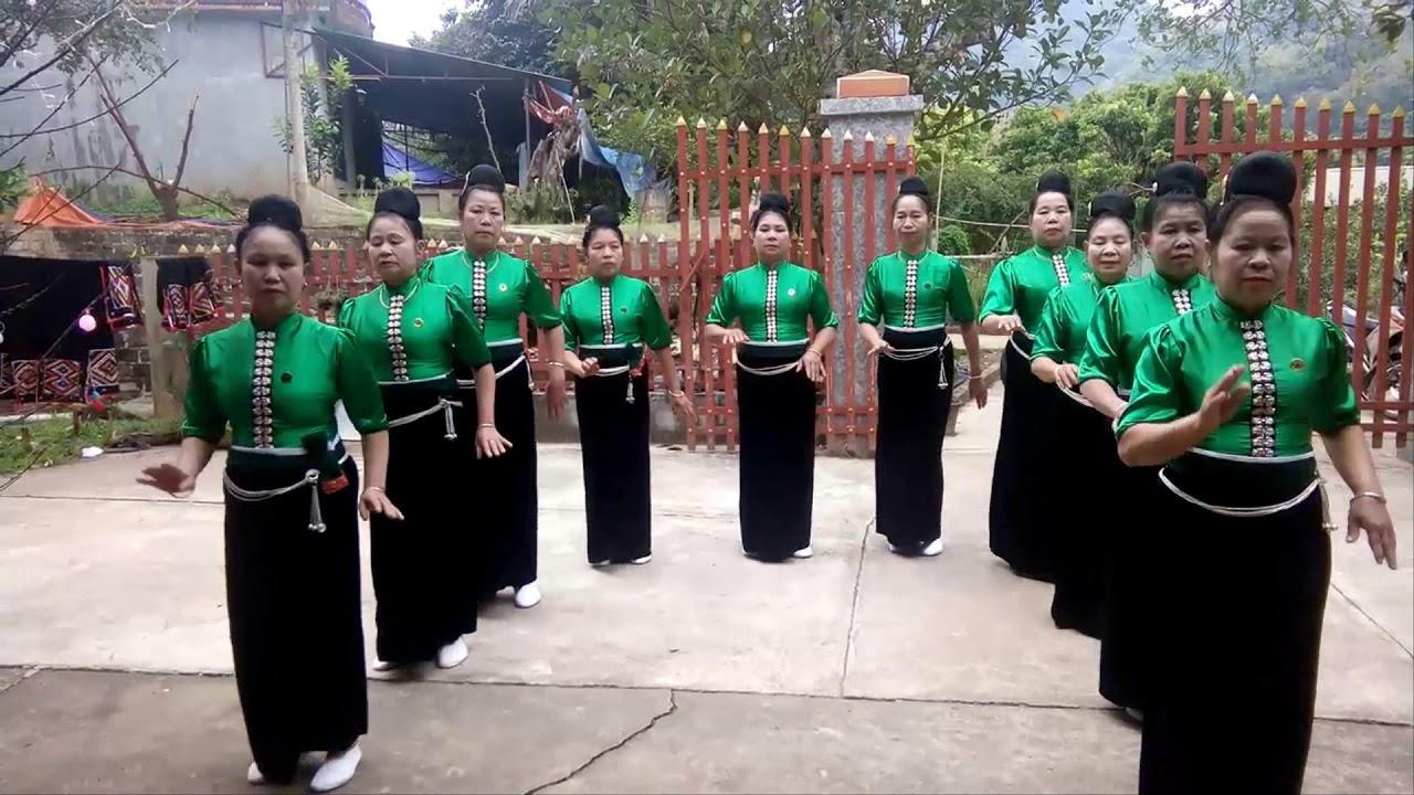 múa hội người cao tuổi bản Cốc Lắc. sắc xuân Yên Châu