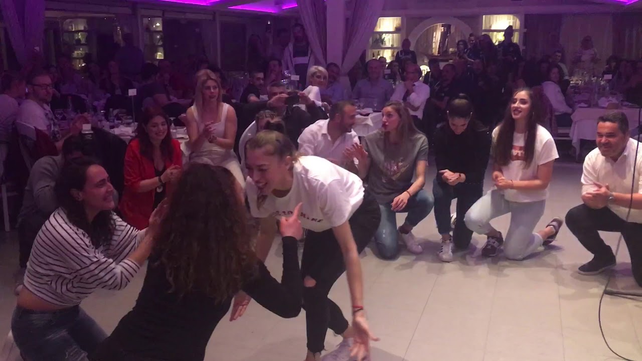 Η Τζίνα Λαμπρούση χορεύει ζεϊμπέκικο