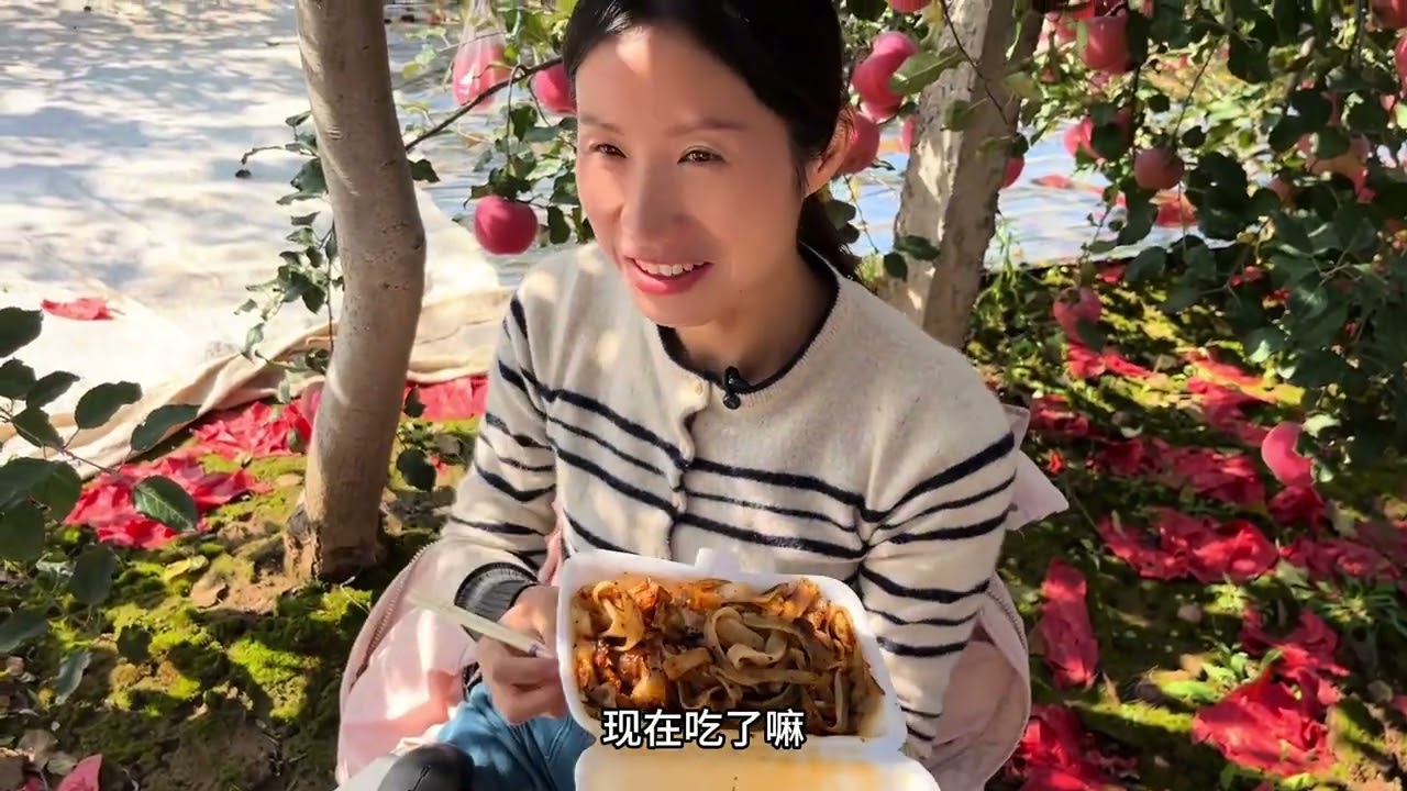 红彤彤的苹果挂在树上真好看，不知道砸小芳一下，她能发现什么 #记录真实生活 #红富士苹果